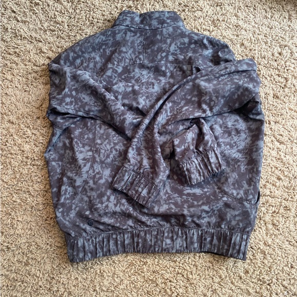 Lululemon Bombs Away Black/Olive Green pattern reversible Bomber Size 4 - Picture 4 of 9